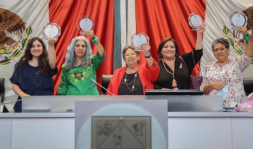 Entregan Presea del Poderío de la Mujer Sonorenses