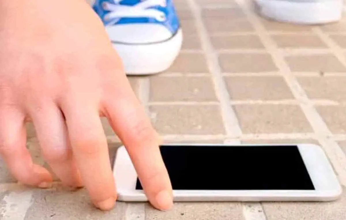 ¿Te encontraste un celular tirado?. Por favor, no te lo lleves