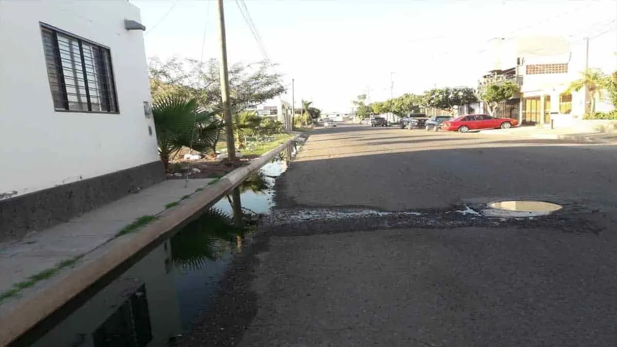 Denuncian fuga de aguas negras en Los Prados de la Laguna