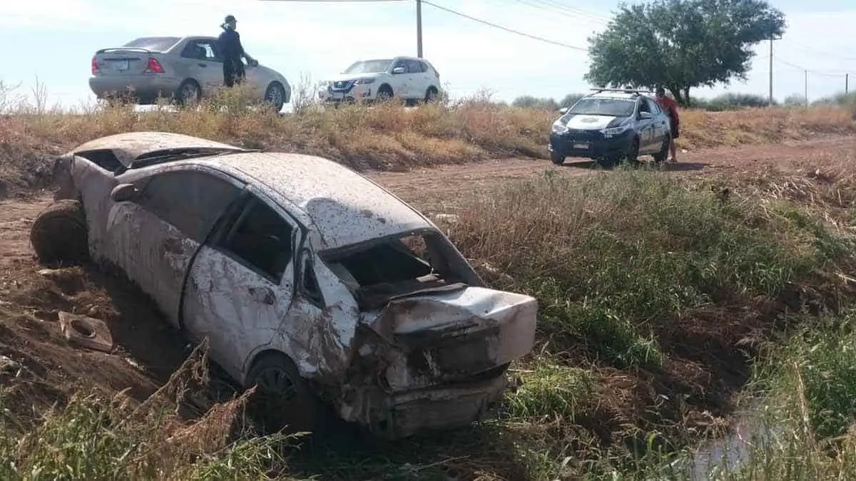 Abandonan auto accidentado en el Valle del Yaqui