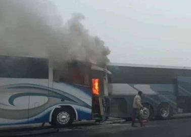 Video.- Autobús con aficionados de Monterrey choca y se incendia