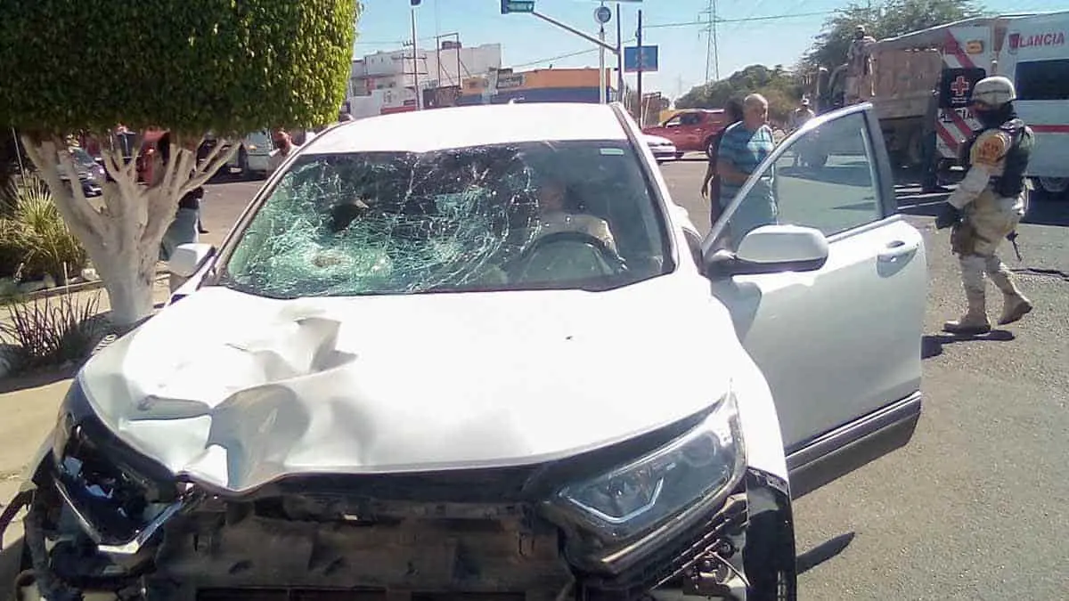 Embiste a motociclista e intenta darse a la fuga