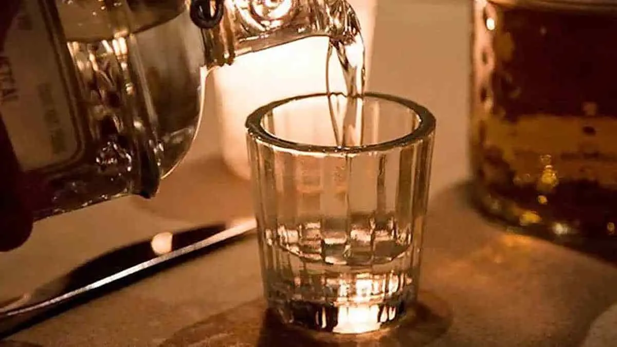 Una botella de mezcal por una niña de 10 años