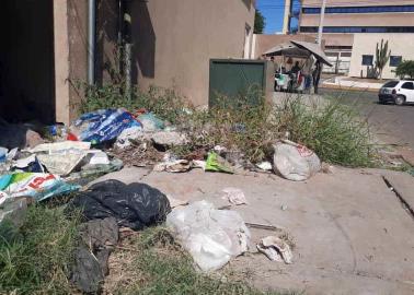 Agarran banqueta de basurero frente al IMSS