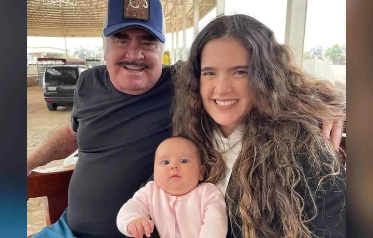 Vicente Fernández ya mueve su cabeza