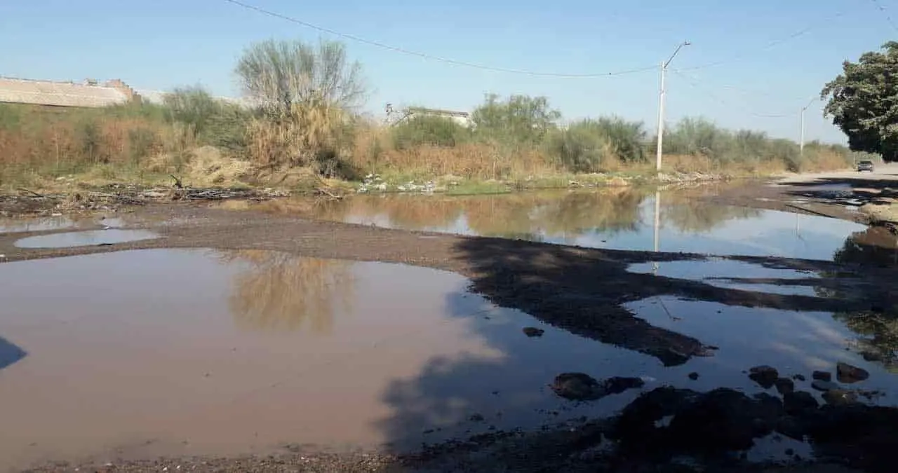 Laguna de aguas negras obstruye el paso en la Real Campestre