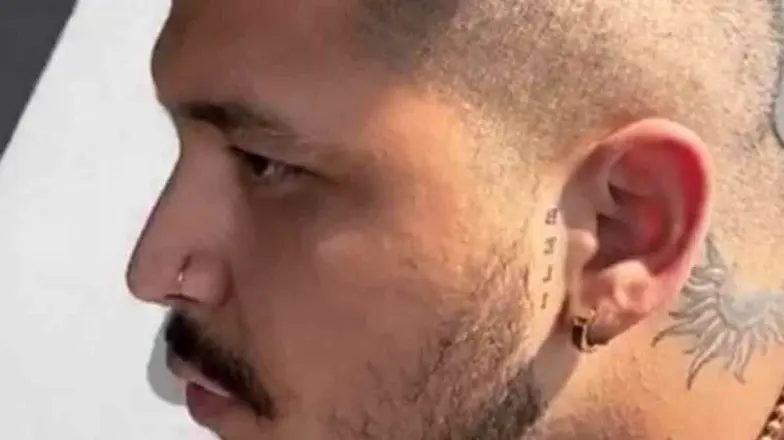 Christian Nodal se tatúa canción de Belinda en el rostro Christian Nodal se tatúa canción de Belinda en el rostro