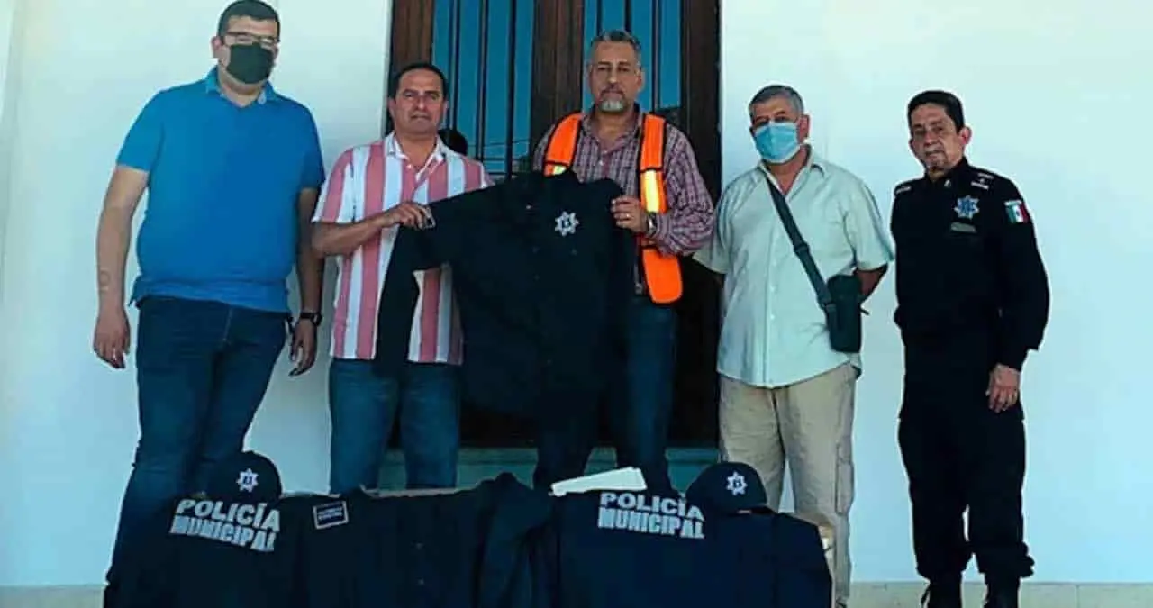 Entregan uniformes a policías alamenses