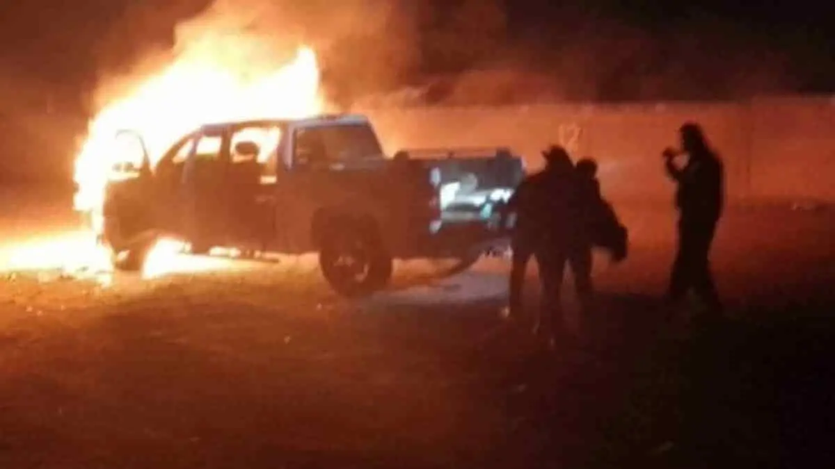 Arde pick up frente al panteón El Polvorín