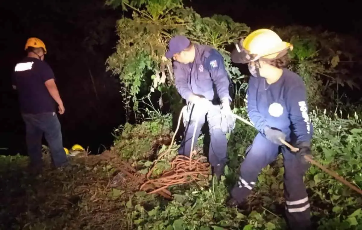 Familia completa cae a barranco de 15 metros de profundidad