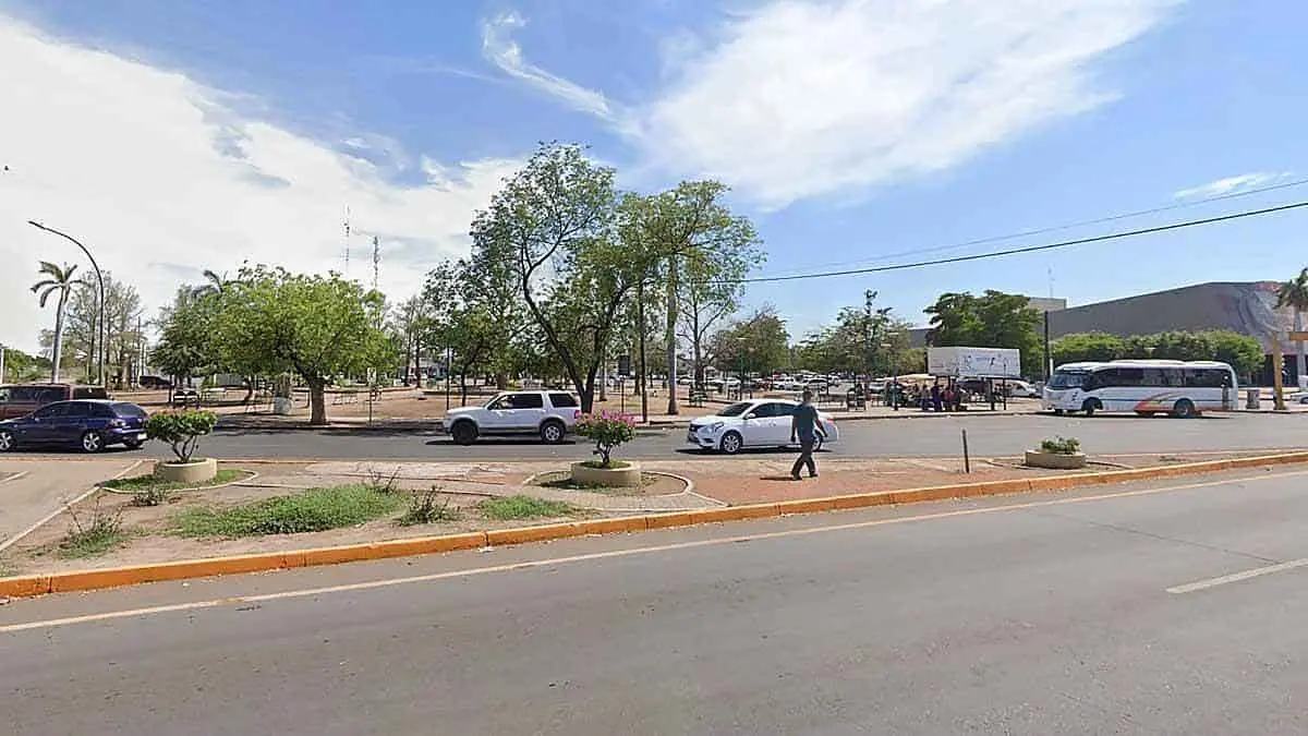 Mujer intenta arrebatar niño a una pareja