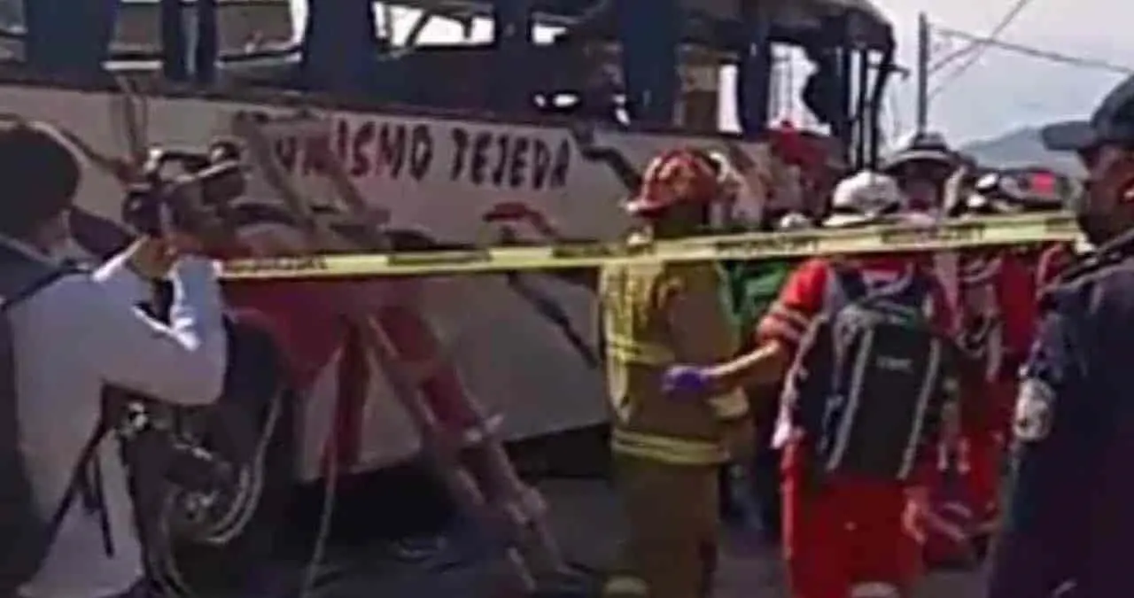 Choque de autobús deja 19 fallecidos en Edomex