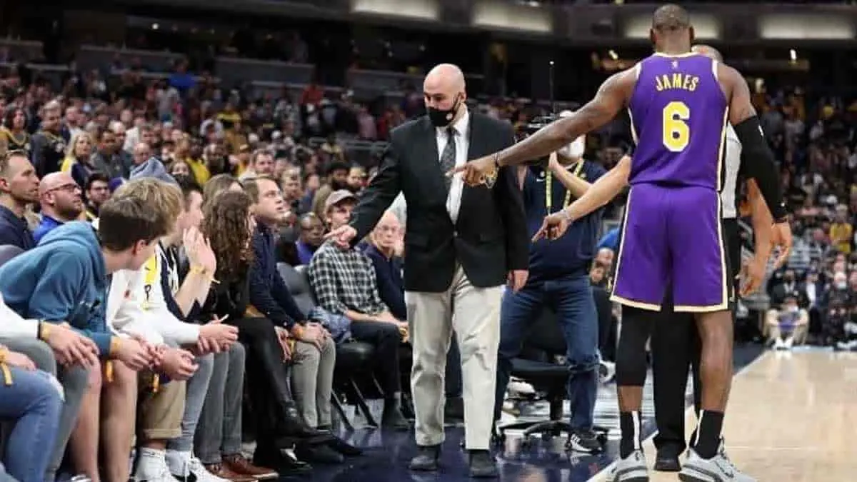 VIDEO: LeBron James saca a aficionados un partido por insultarlo