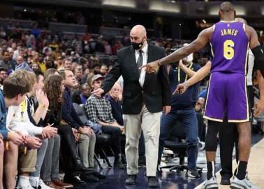 VIDEO: LeBron James saca a aficionados un partido por insultarlo