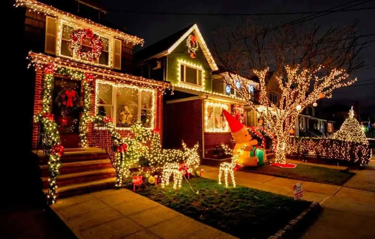 Familia es multada por poner adornos navideños antes de tiempo