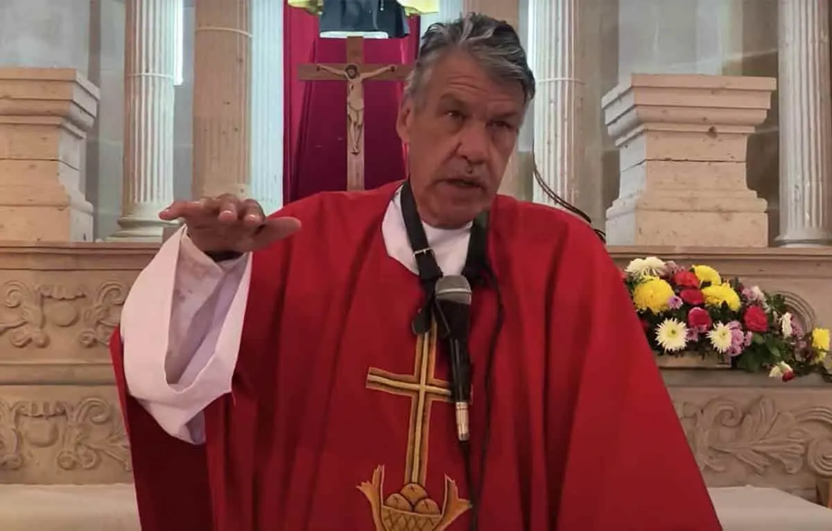 Padre Pistolas, pide a las mujeres ponerse a hacer tortillas
