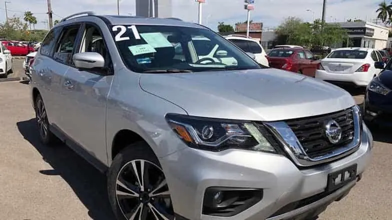 Buscan compradores carros nacionales