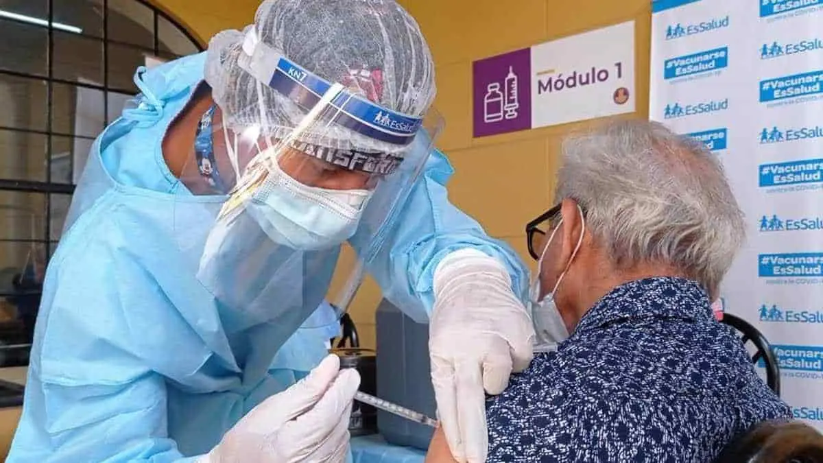 Ancianos piden ayuda  para ser vacunados; no creían en el covid