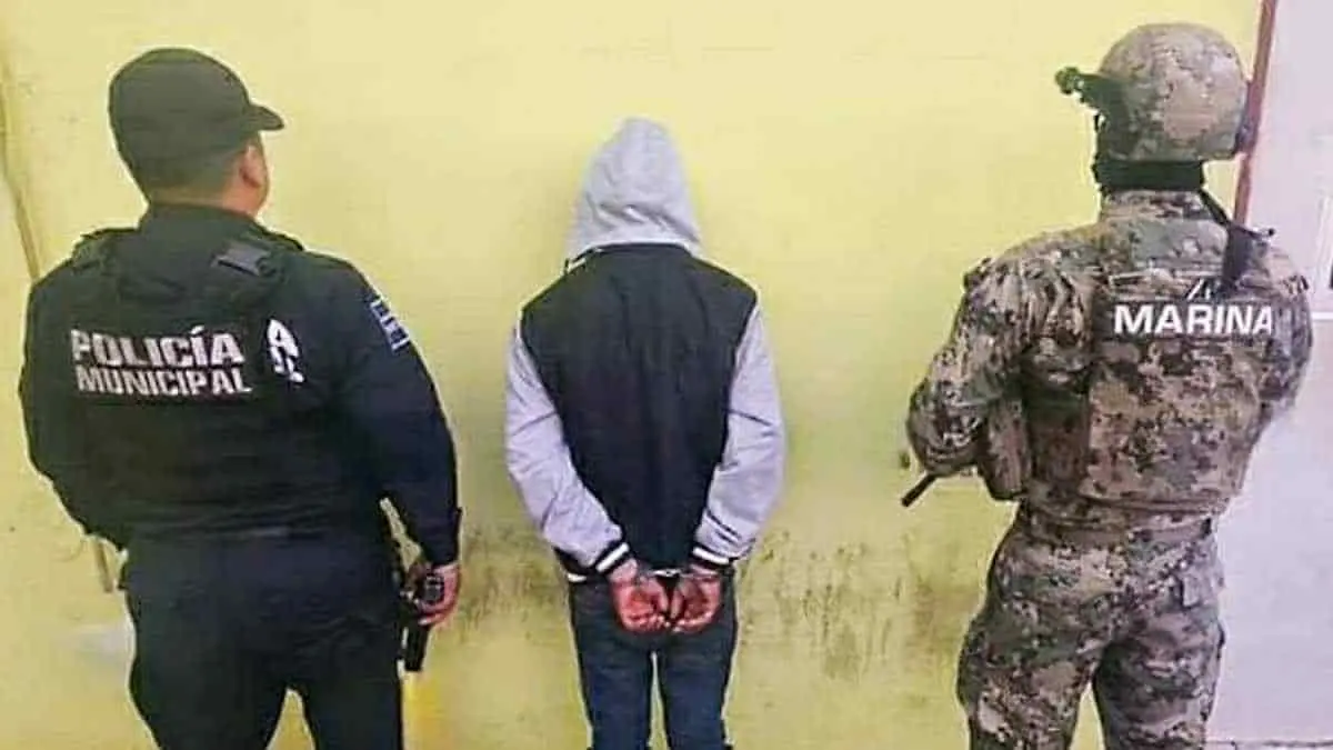 Capturan a menor de edad tras asalto a expendio