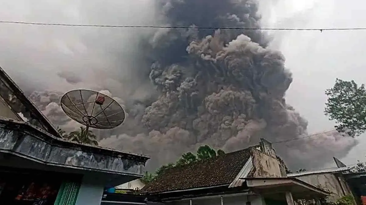 VIDEO: Volcán hace erupción en Indonesia; miles huyen corriendo