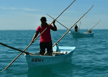 Endeudados, pescadores ribereños