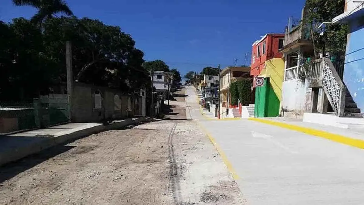 ¡Insólito!: Pavimentan media calle que divide dos municipios