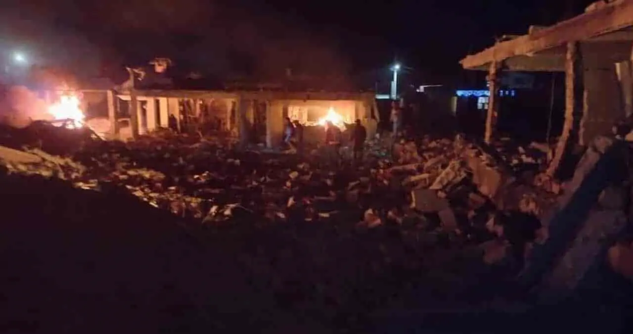 Mueren seis lesionados de explosión de polvorín en Puebla