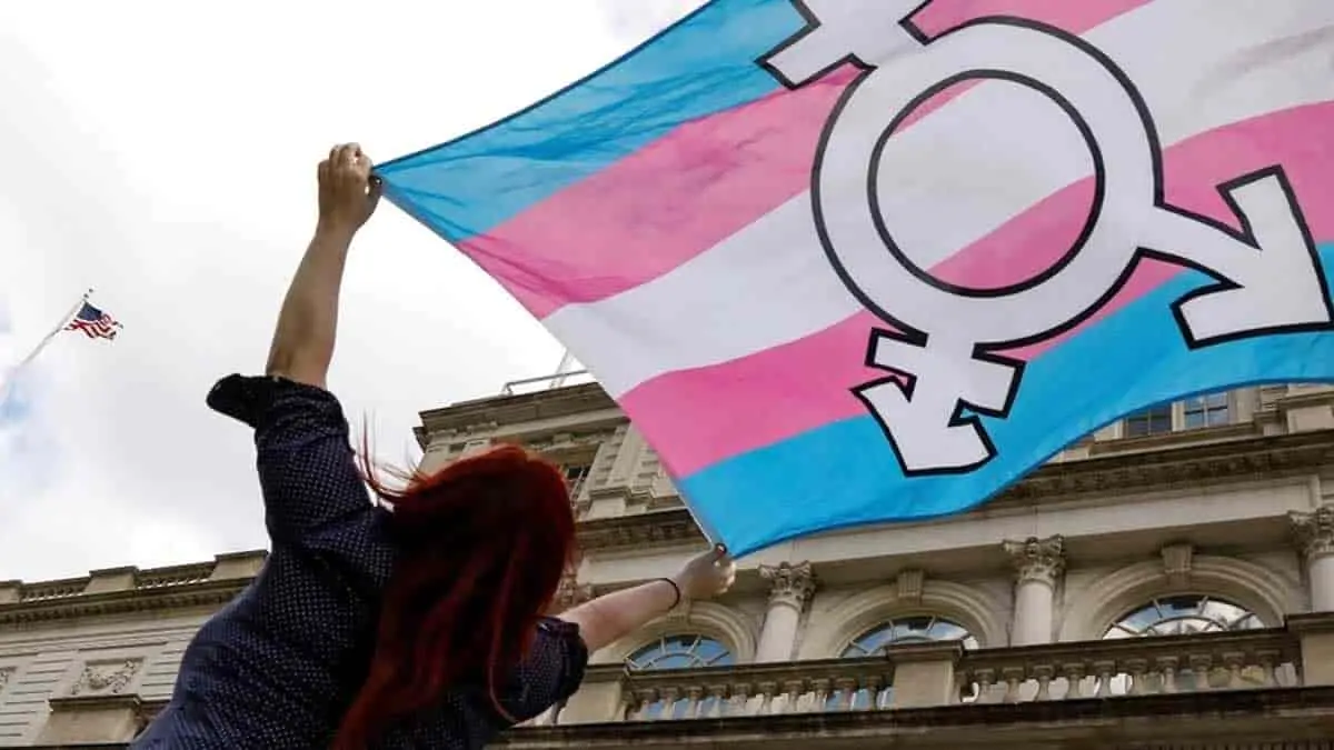 Mujer transgénero gana demanda a gym por negarle acceso al baño