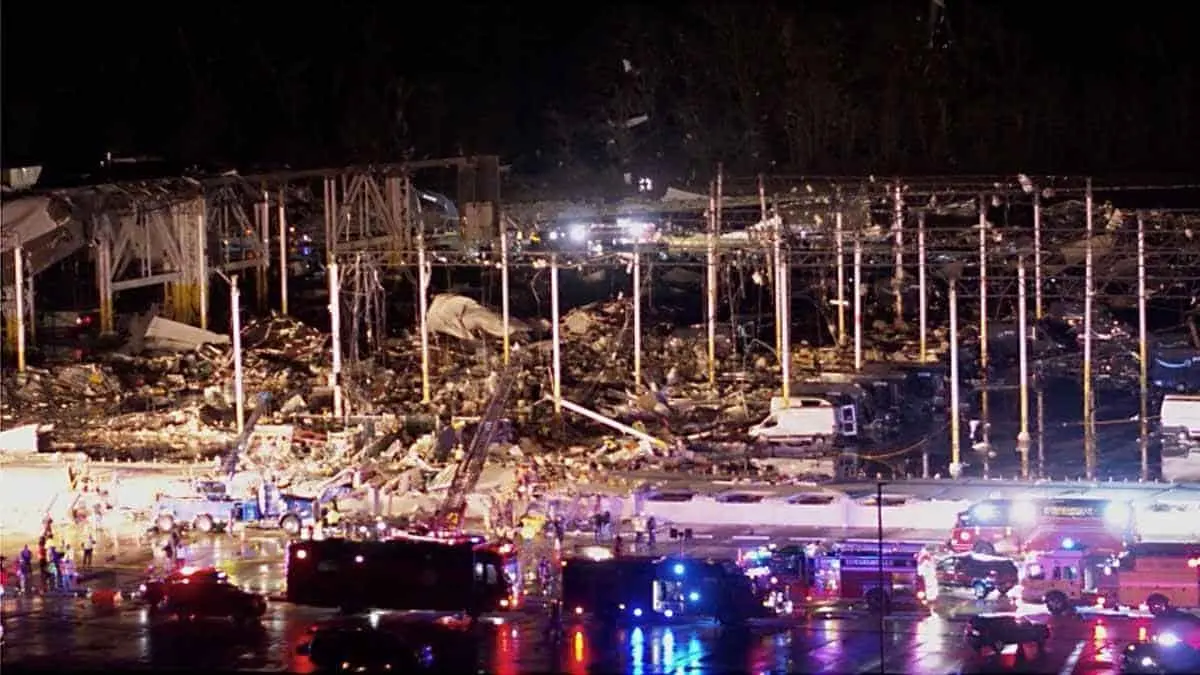 Tornados azotan Estados Unidos y se teme haya decenas de muertos