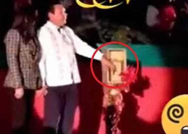 VIDEO. Alcalde se electrocuta durante encendido de pino navideño VIDEO. Alcalde se electrocuta durante encendido de pino navideño