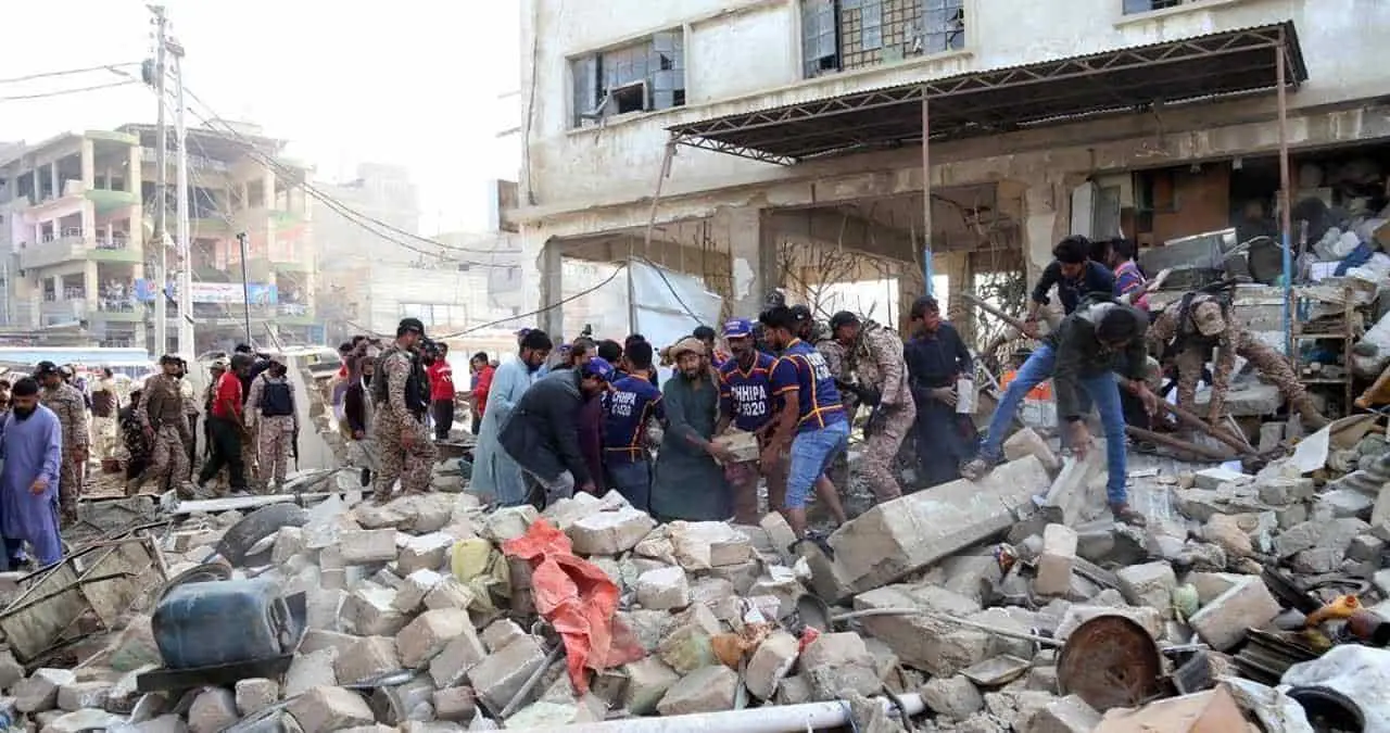 Mueren ocho personas al derrumbarse edificio tras explosión
