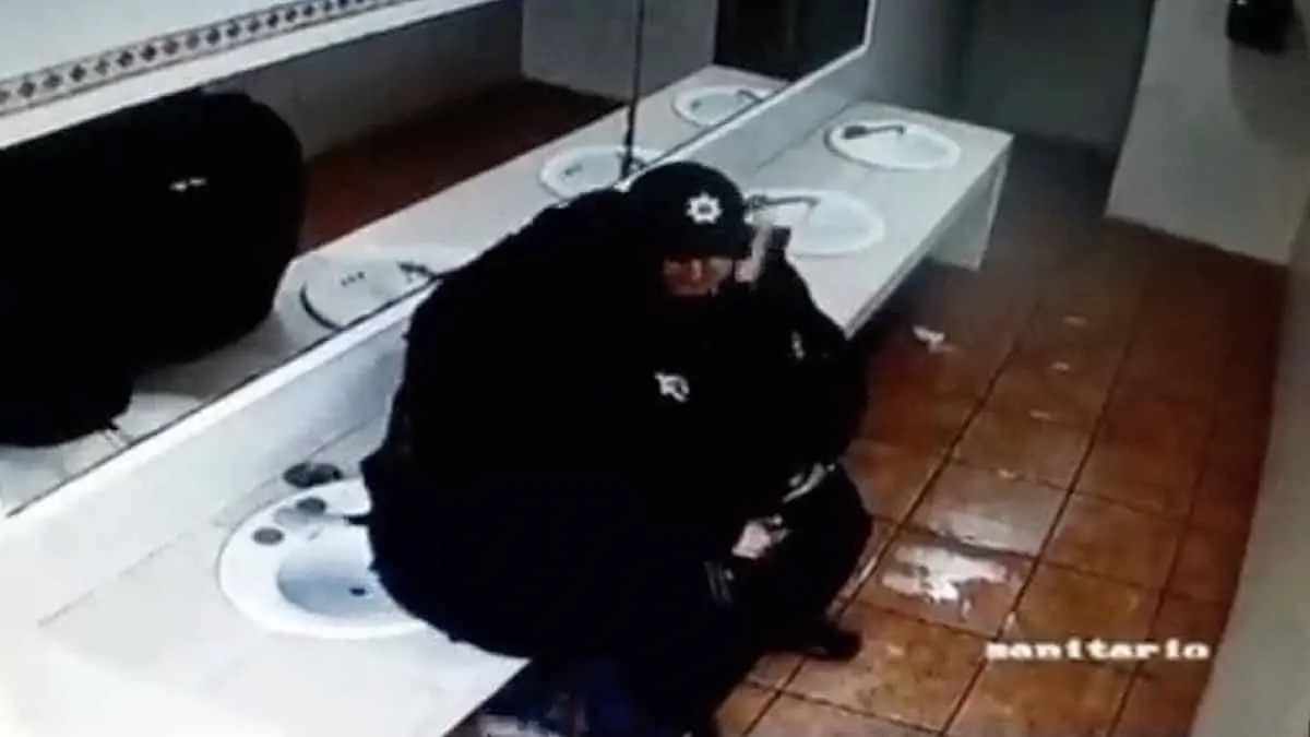 VIDEO: Cachan en el baño a cariñosos policías; final inesperado