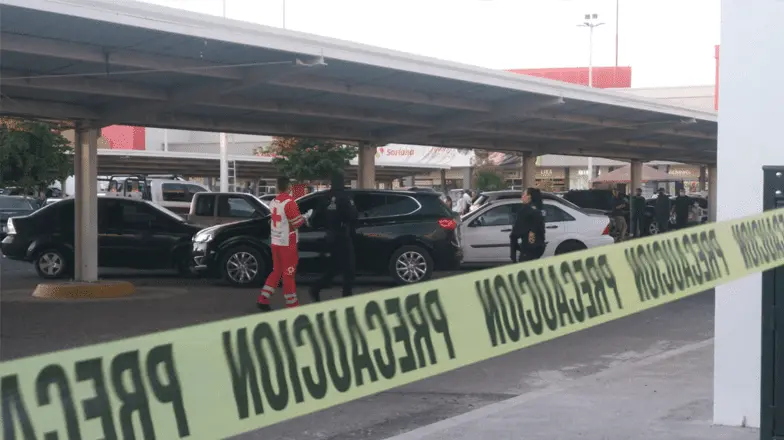 Balacera en centro comercial deja un muerto y un lesionado