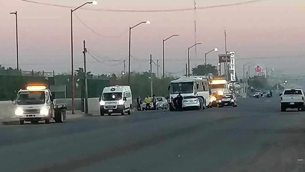 Muere hombre al chocar con camión de la Línea 3