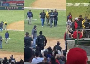 VIDEO: Sacan con la Policía a ampáyer de juego de la LMP