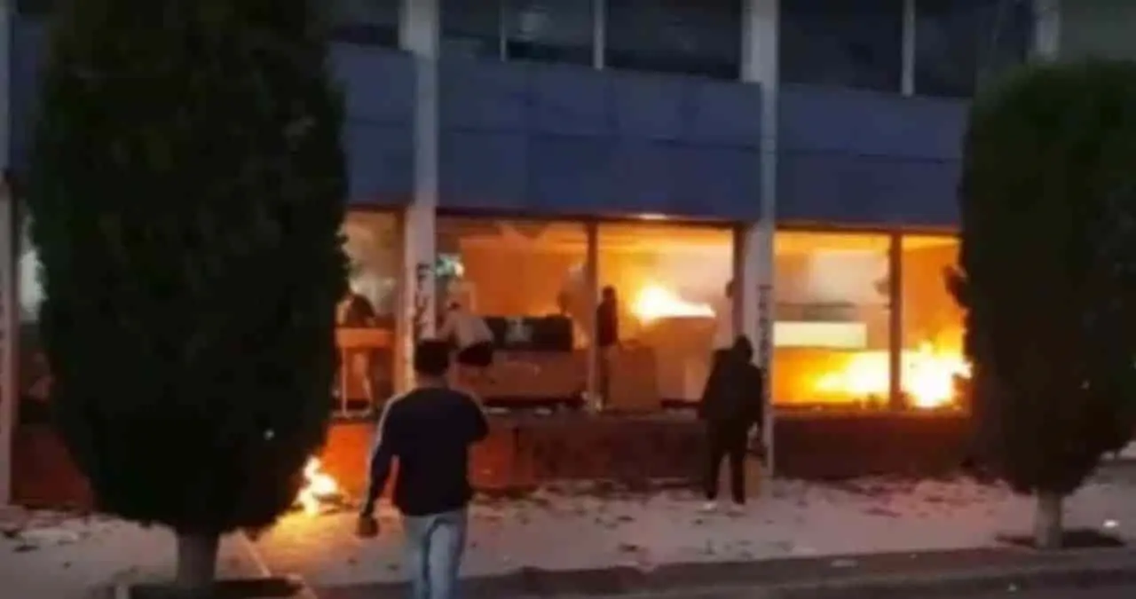 Incendian oficinas de periódico con el personal dentro