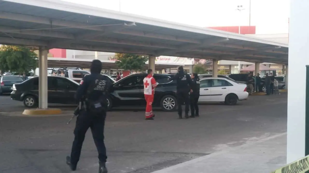 Identifican a hombre ejecutado en plaza comercial