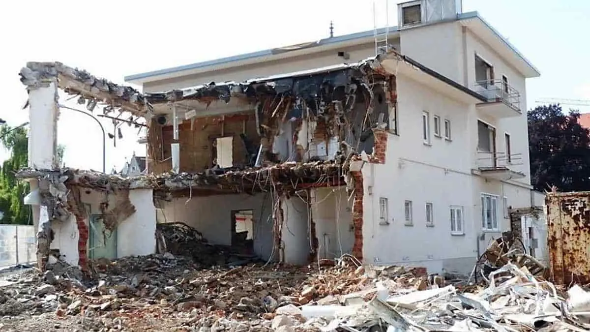 Albañil destruye casa que remodeló y no la pagaron