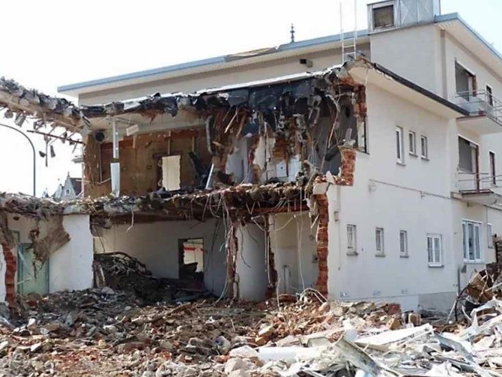 Albañil destruye casa que remodeló y no la pagaron Albañil destruye casa que remodeló y no la pagaron