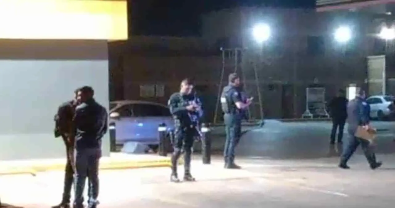 Lo acribillan en el estacionamiento de una tienda