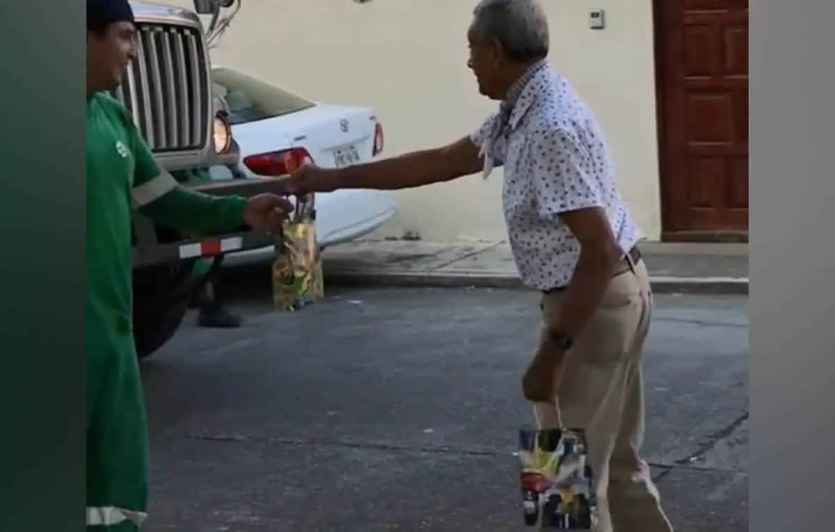 Video. Compra regalos de Navidad para recolectores de basura