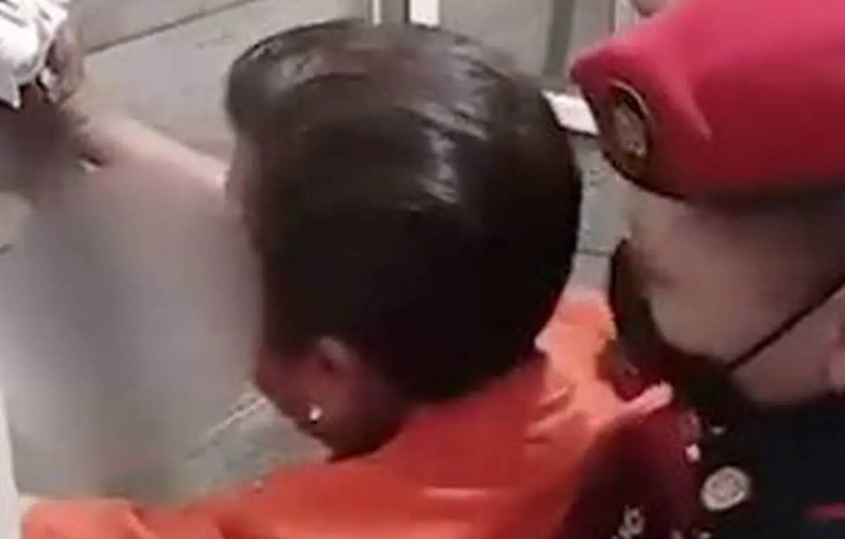 Video. Policía salva a mujer que se le atoró un pedazo de carne