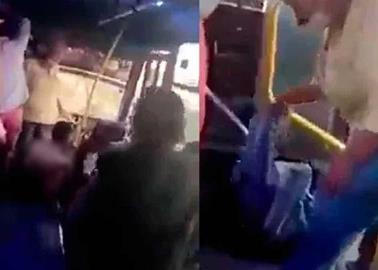 VIDEO: Someten y bajan desnudo a ladrón de camión urbano