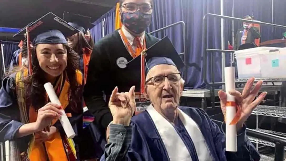 Anciano de 88 años se gradúa junto con su nieta