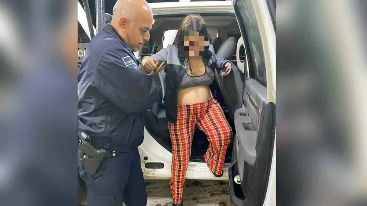 Policía ayuda a mujer embarazada a punto de dar a luz