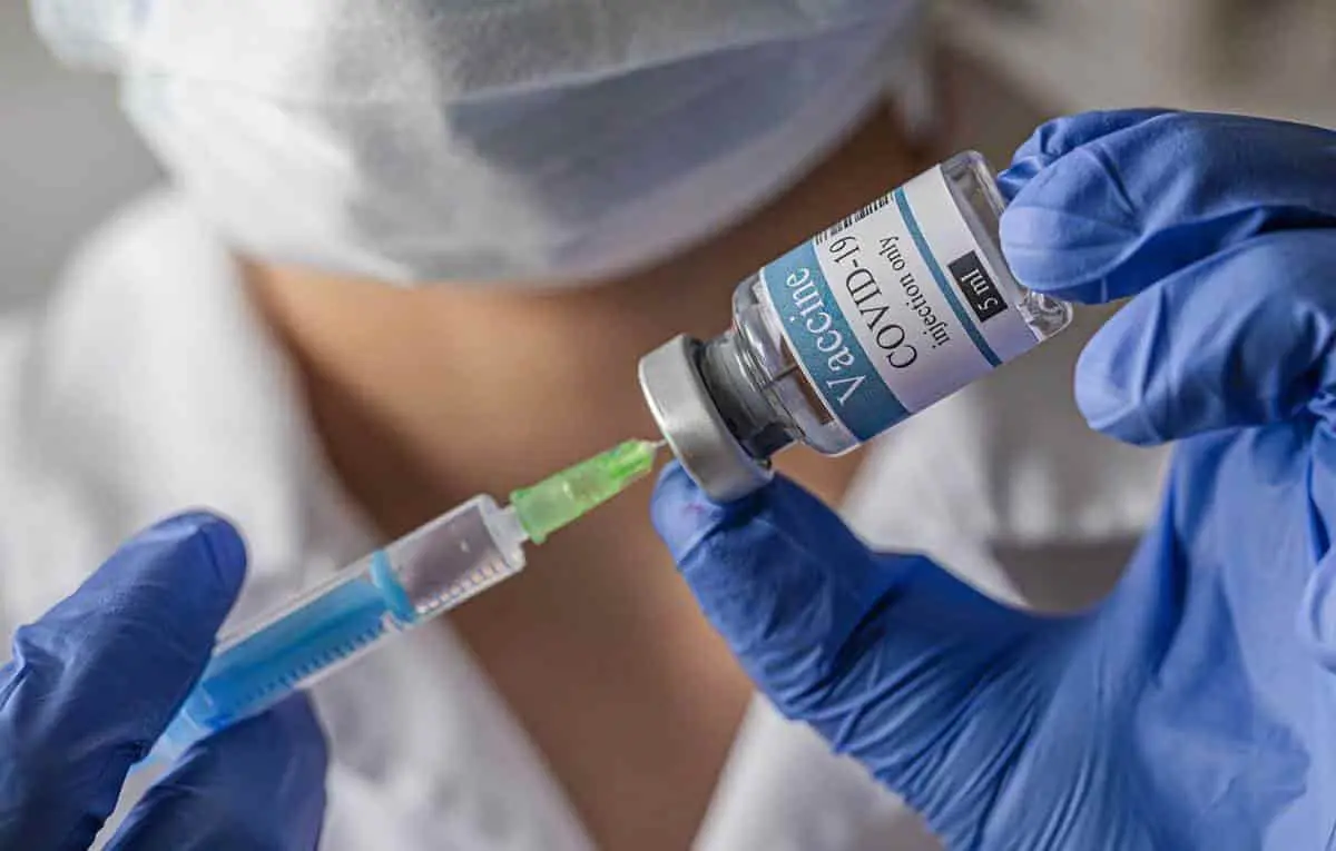 Detienen a médico que fingía inmunizar a pacientes antivacunas