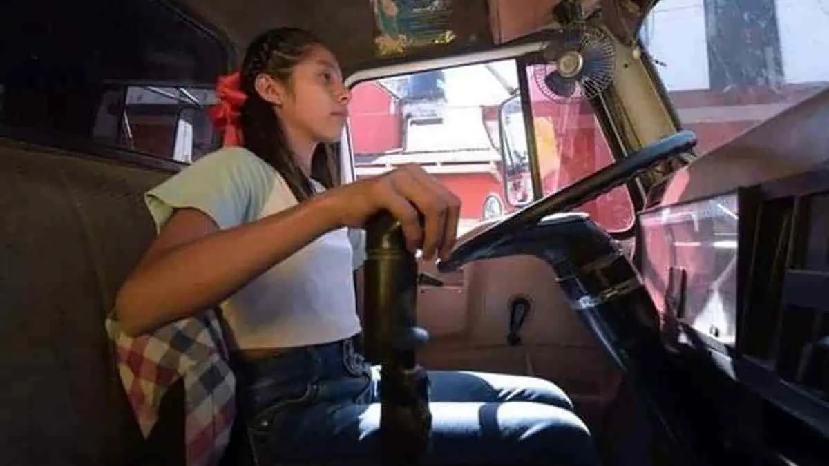 VIDEO: Ella es Kimberly, la camionera más joven de México
