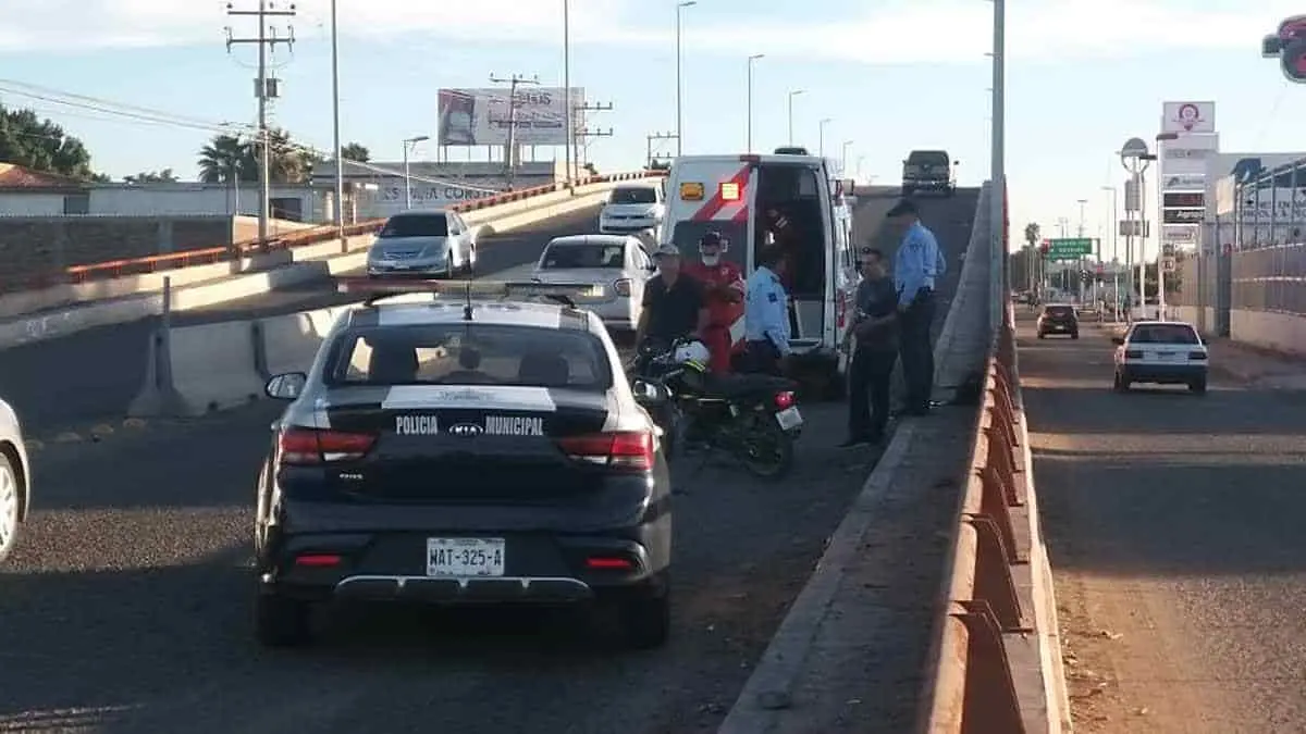 Cae de su moto en puente de la 300