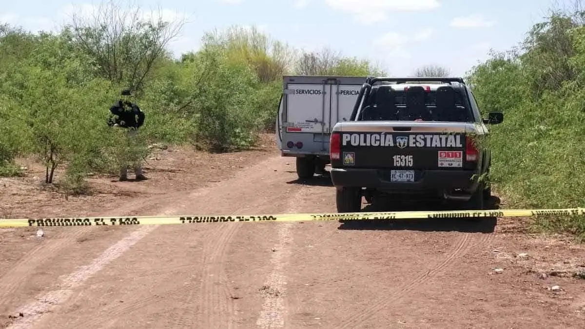 Hallan cadáver en camioneta quemada