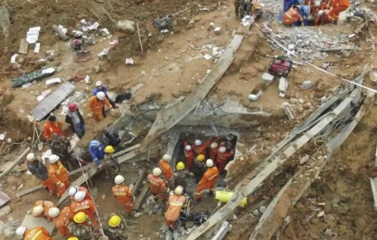 Deslave en una obra deja al menos 14 muertos